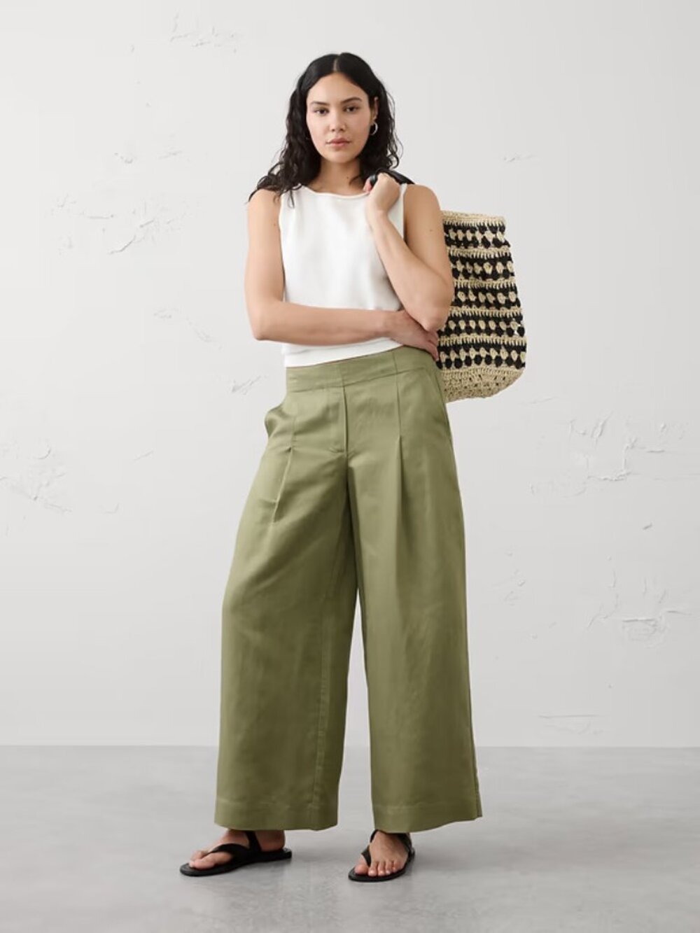 BANANA REPUBLIC FACTORY mid rise wide leg pleated pants in mosstone green (M)